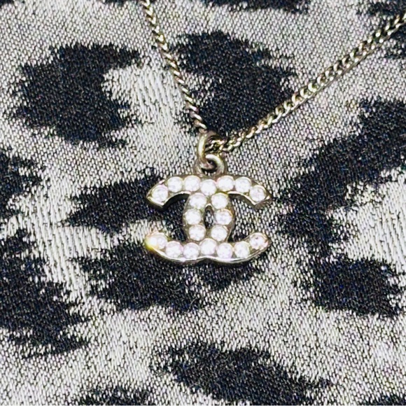 Chanel: Rhinestone CC Pendant Reversible Silver Necklace - Picture 3 of 12